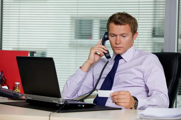Üzletember beszél telefonon — Stock Fotó