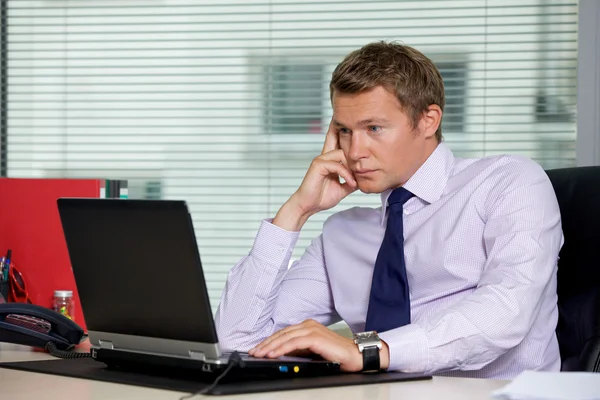 Uomo d'affari che utilizza laptop — Foto Stock