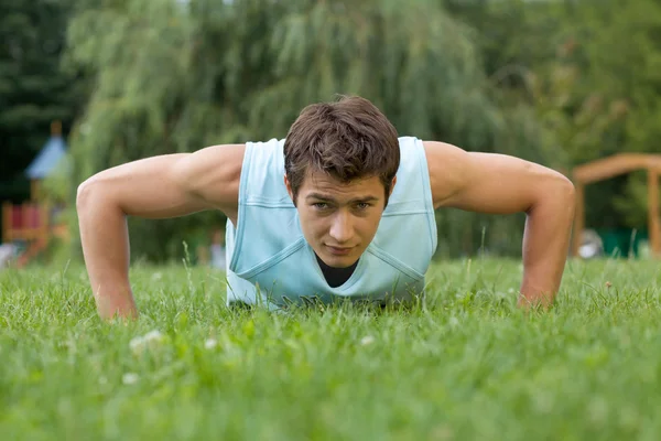 Hombre haciendo ejercicio en el parque —  Fotos de Stock