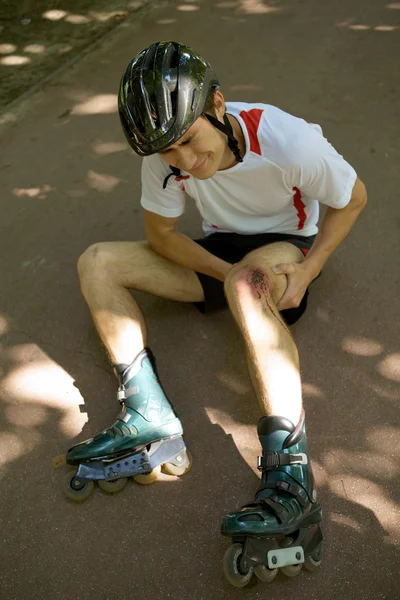 Skater injured and clutching leg — Stock Photo, Image