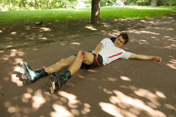 Patinador lesionado y agarrando la pierna —  Fotos de Stock