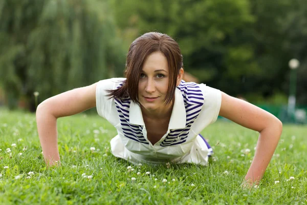 Frau turnt im Park — Stockfoto