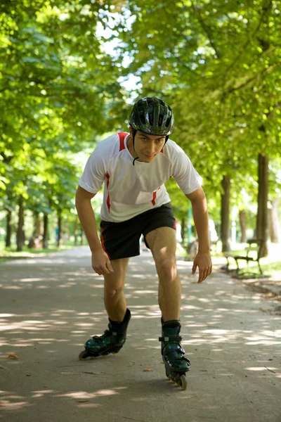 Homem andar de patins — Fotografia de Stock