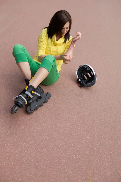 Vrouwelijke schaatser gewond — Stockfoto