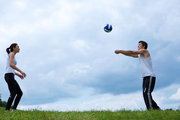 Couple playing valleyball — Stock Photo, Image