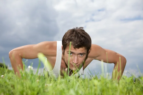 Man exercising in park — Stock Photo, Image