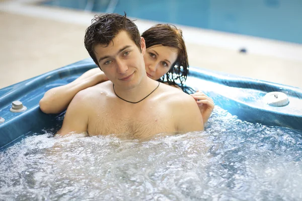 Pareja bañándose en jacuzzi —  Fotos de Stock