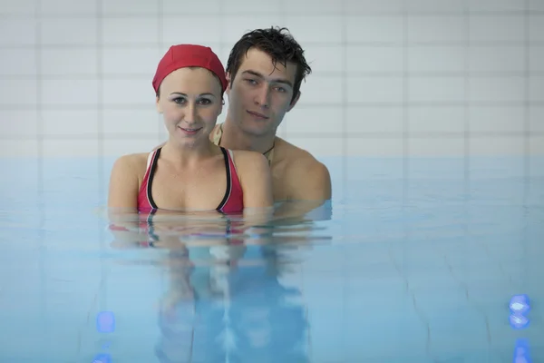 Pareja en piscina — Foto de Stock