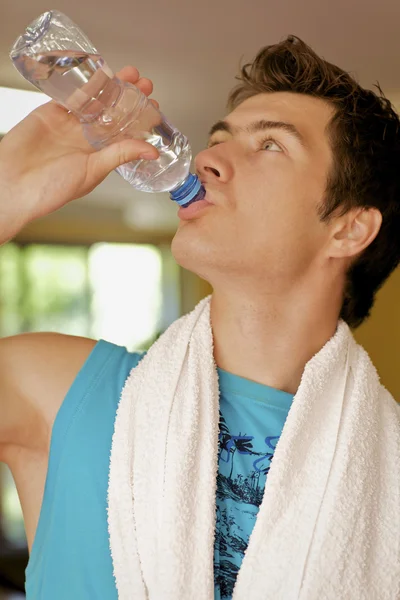 Muž, pití vody — Stock fotografie