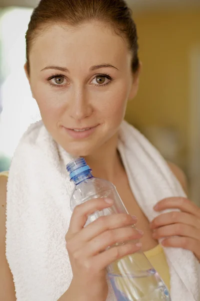 Frau hält Flasche in der Hand — Stockfoto