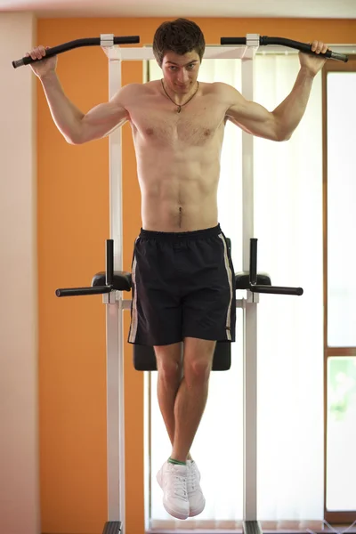 Man hanging on pull up bar — Stock Photo, Image