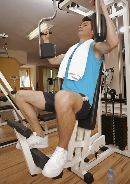 Spor salonunda egzersiz yapan adam. — Stok fotoğraf