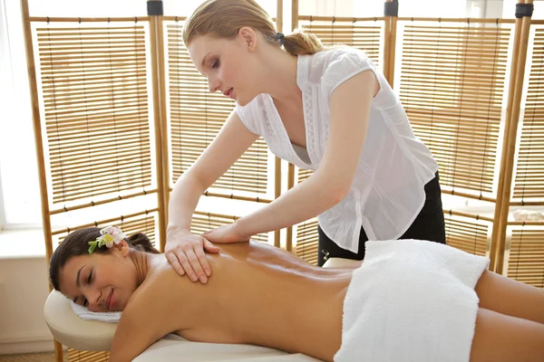 Donna che riceve massaggio — Foto Stock