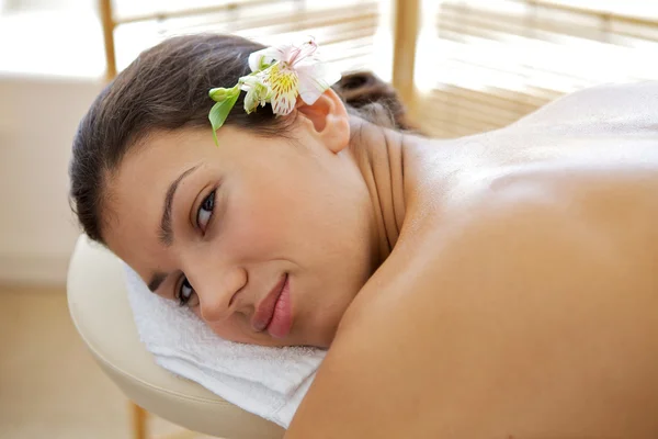 Mulher relaxante na mesa de massagem — Fotografia de Stock