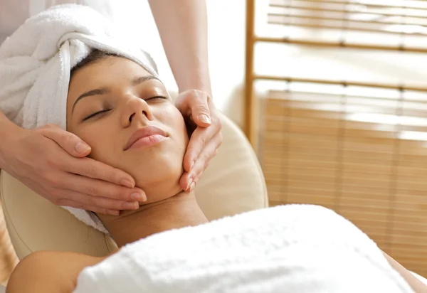 Kobieta otrzymująca masaż twarzy — Zdjęcie stockowe