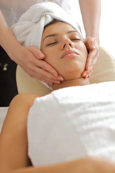 Mujer recibiendo masaje facial — Foto de Stock