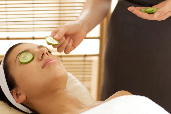 Frau liegt auf Massagetisch — Stockfoto