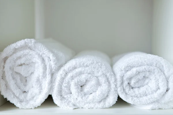 Witte opgerolde handdoeken — Stockfoto