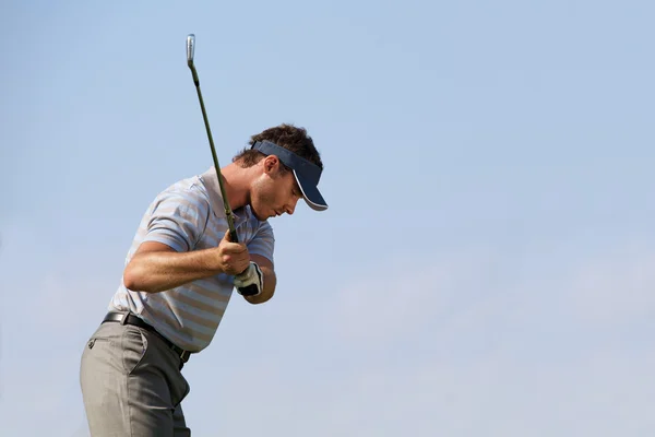 Hombre jugando al golf — Foto de Stock