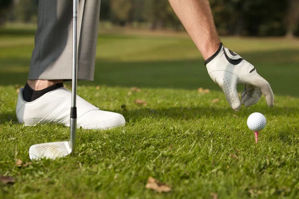 Mão posicionamento bola de golfe — Fotografia de Stock