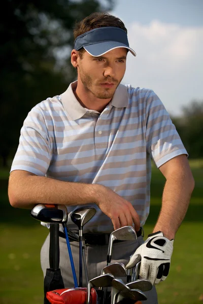 Uomo in piedi vicino alla borsa da golf — Foto Stock