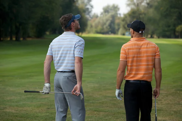 Giovani uomini in piedi sul campo da golf — Foto Stock