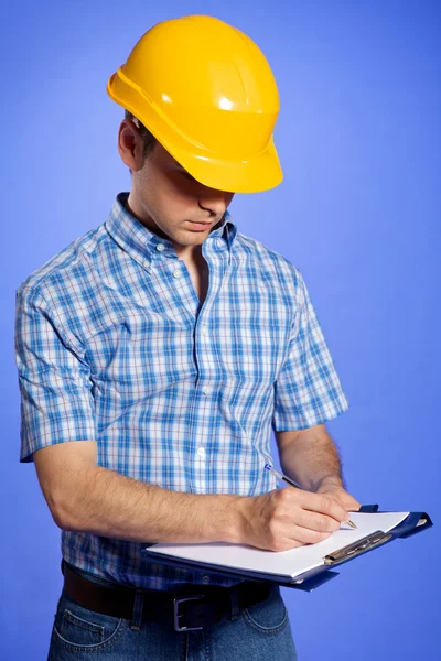 Arquitecto escribiendo en portapapeles — Foto de Stock