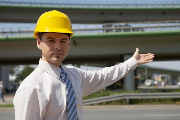 Architect in veiligheidshelm gebaren — Stockfoto