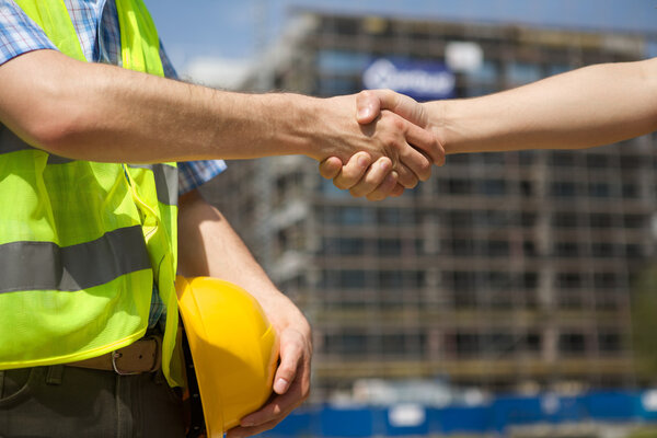 Arquitectos dándose la mano — Foto de Stock