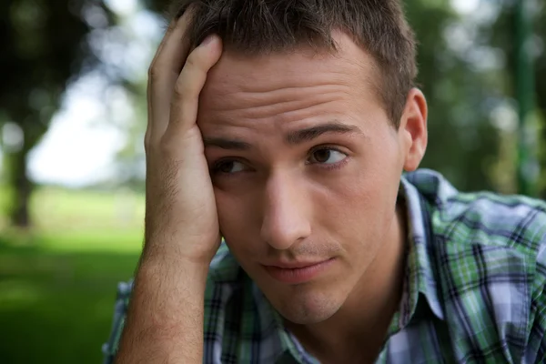 Joven contemplando — Foto de Stock