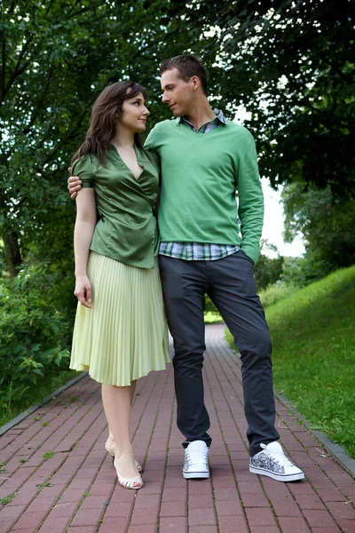 Paar posiert im Park — Stockfoto