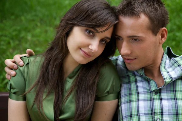 Jovem casal sentado — Fotografia de Stock