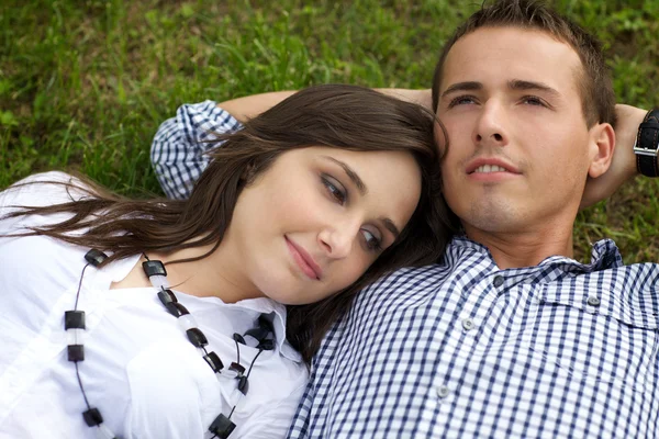 Pareja relajándose en la hierba — Foto de Stock