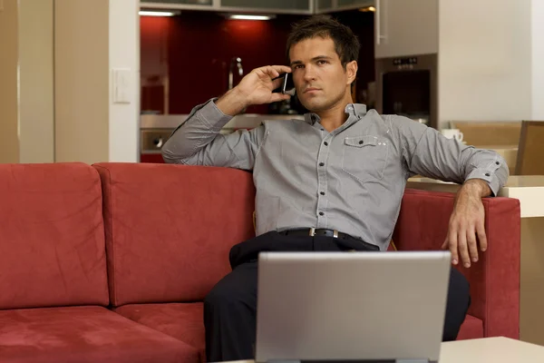 Hombre usando teléfono móvil —  Fotos de Stock