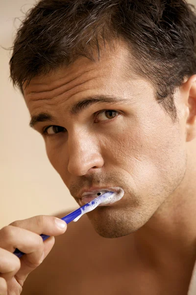 Hombre cepillándose los dientes — Foto de Stock