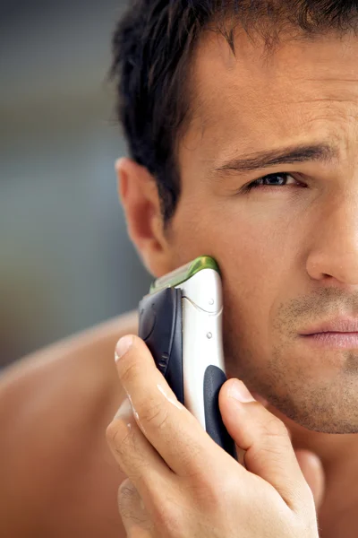 Man shaving with electric shaver — Stock Photo, Image