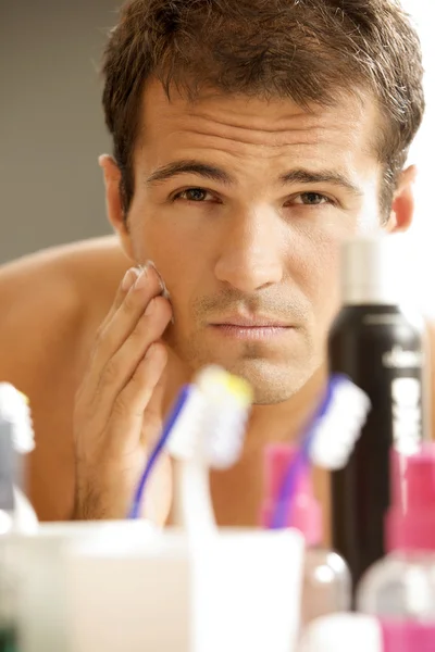 Homem aplicando creme de barbear — Fotografia de Stock