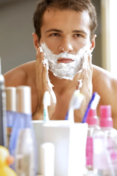 Hombre aplicando crema de afeitar —  Fotos de Stock