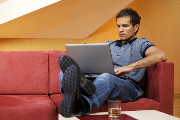 Man met laptop — Stockfoto