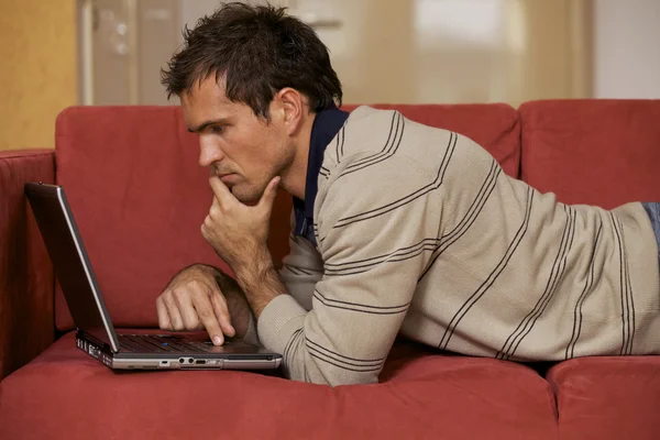 Man using laptop — Stock Photo, Image