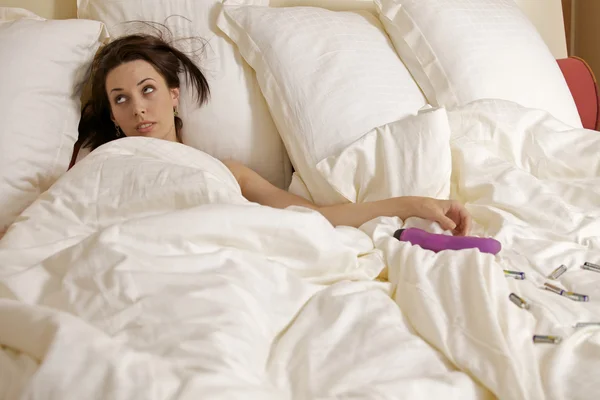 Kvinnan slappnar av i sängen — Stockfoto