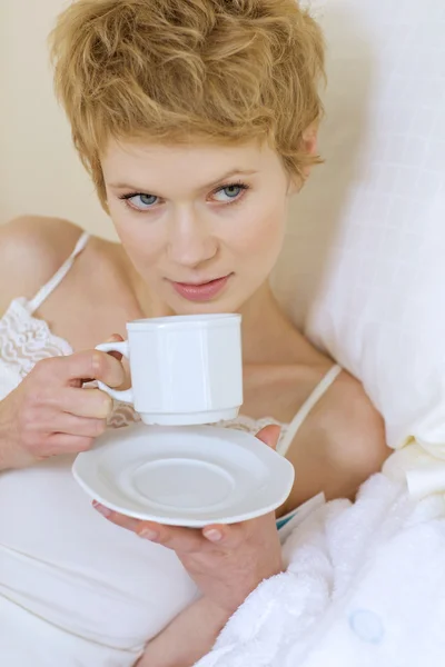 Frau trinkt Kaffee — Stockfoto