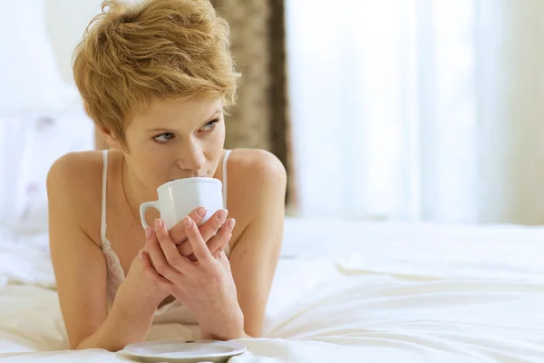 Frau trinkt Kaffee — Stockfoto