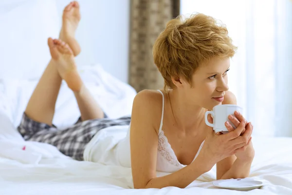 Vrouw die koffie drinkt — Stockfoto