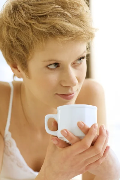 Kahve içen kadın — Stok fotoğraf