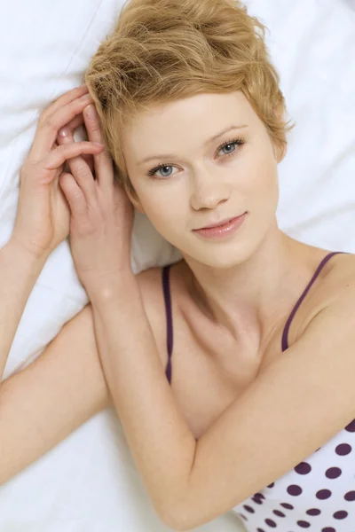 Mujer joven mintiendo — Foto de Stock