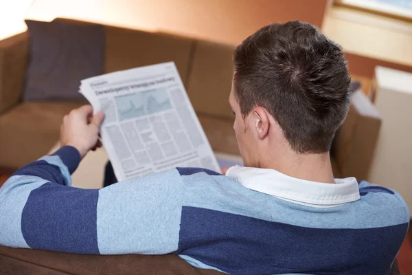 新聞を読んでる男 — ストック写真