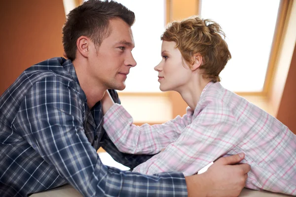 Couple looking at each other — Stock Photo, Image