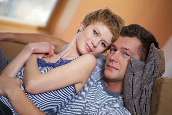 Jovem casal sentado — Fotografia de Stock