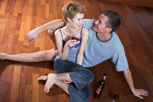 Couple drinking wine on floor — Stock Photo, Image